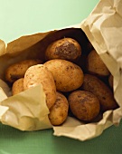 Kartoffeln in einer Papiertüte