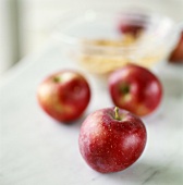 Drei rote Äpfel