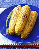 Barbecued corncobs with cheese