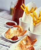 Gekochte Shrimps mit Ketchup und Currypommes