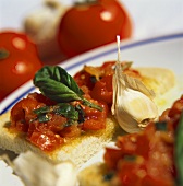 Bruschetta mit Tomaten, Knoblauch und Basilikum