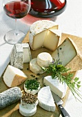 Stillleben mit französischen Käsesorten und Rotwein