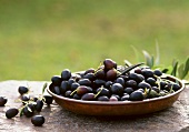 Schwarze Oliven in einer Schale