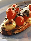 Geröstetes Brot mit Coktailtomaten und Zwiebeln