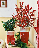 Vasen mit roten Winterbeeren und Stechpalme