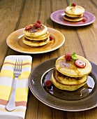 Pancakes mit Ahornsirup und Erdbeeren