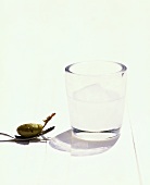 Ein Glas Ouzo und eine grüne Olive