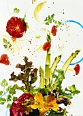 Salat mit Blutorangenscheibe und Blüten