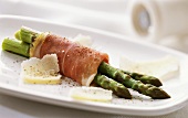 Green asparagus with ham and Parmesan