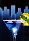 Manhattan-Cocktail vor Skyline