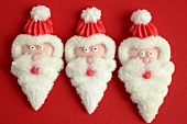 Drei Weihnachtmannköpfe aus Zuckerguss