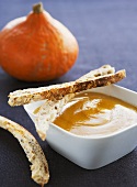 Creamed pumpkin soup with toasted bread