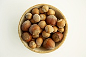 Two different types of hazelnuts in a bowl