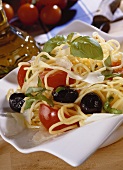 Spaghetti mit Oliven, Tomaten, Basilikum und Parmesan