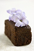 Brownie mit Blüte