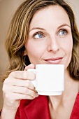 Frau hält eine Tasse Kaffee