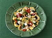 Tortellinisalat mit Artischocken, Oliven uns Mozzarella
