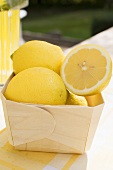 Zitronen in einer Holzschale