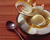 Maracuja-Kokos-Creme mit Fruchtsauce in der Kokosnuss