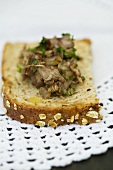 Halbe Brotscheibe belegt mit Kaninchen-Pastete