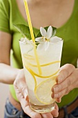 Frau hält Limonadenglas