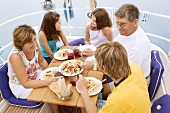 Familie beim Pasta essen auf einem Boot