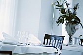Weiß gedeckter Tisch mit Weingläsern
