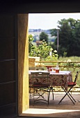 Tisch mit Rosewein auf der Terrasse