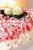Festliche Torte mit rosa Schokoröllchen