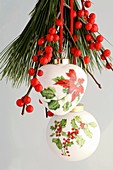 Christbaumschmuck mit Ilexmotiv