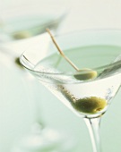 Martini-Cocktail mit grüner Olive