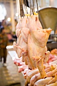 Gerupfte Hühner auf marokkanischem Markt