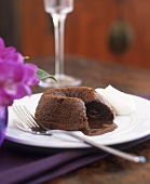 Englischer Schokoladenpudding mit Sahne
