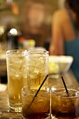 Vier Cocktails in einer Bar