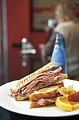 Panini-Sandwich mit Schinken in einem Restaurant