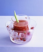 Ein Krug Bloody Mary in einer Schüssel mit Eis