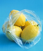 Zitronen in einer Plastiktüte