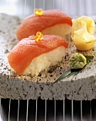 Nigiri-Sushi mit Thunfisch, Ingwer und Wasabi