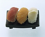 Drei Nigiri-Sushi mit Thunfisch, Lachs und Butterfisch