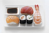Verschiedene Sushi mit Sojasauce auf weisser Platte