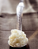 Gekochter Reis auf Silberlöffel