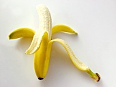 Banane, halb geschält