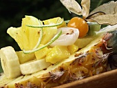 Exotischer Früchtesalat in ausgehöhlter Ananas