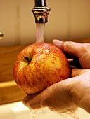 Braeburn Apfel waschen