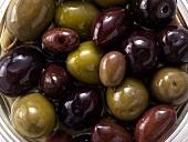 Eingelegte Oliven im Glas