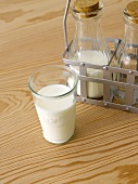 Ein Glas Milch und Milchflaschen