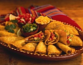 Taco-Shells mit Rindfleisch-Gemüse-Füllung auf einer Platte