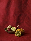 Kaktusfeige neben Schale mit exotischen Früchten
