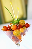 Tomatensalat mit Honig-Basilikum-Vinaigrette im Cocktailglas