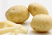 Neue Kartoffeln, ganz und in Stäbchen geschnitten
